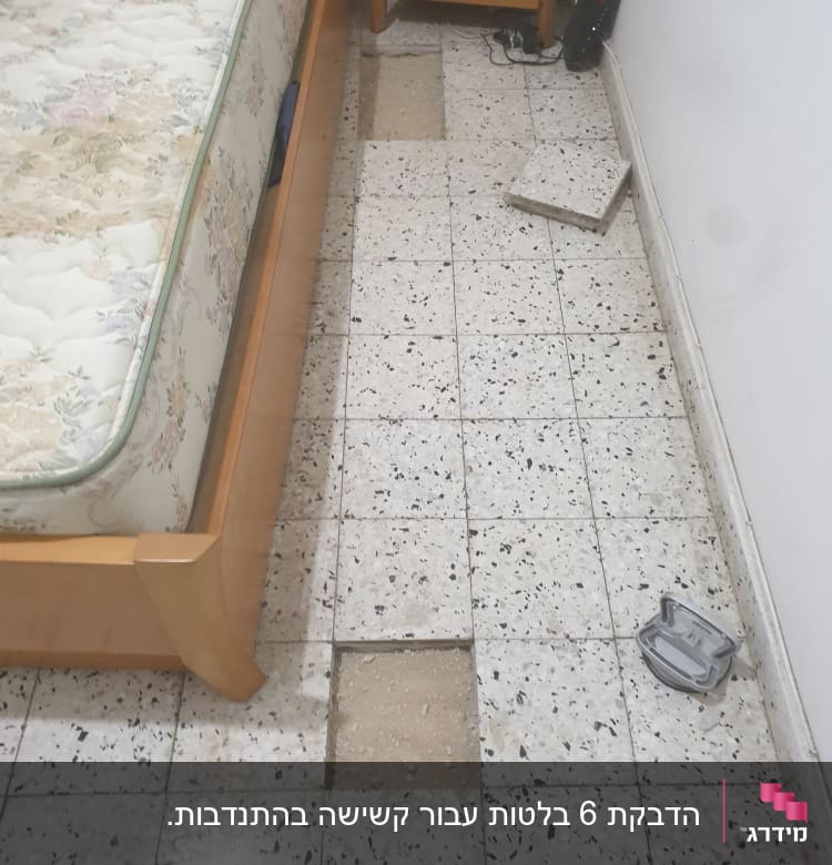 רצפה עם אריחים חסרים וכלי עבודה